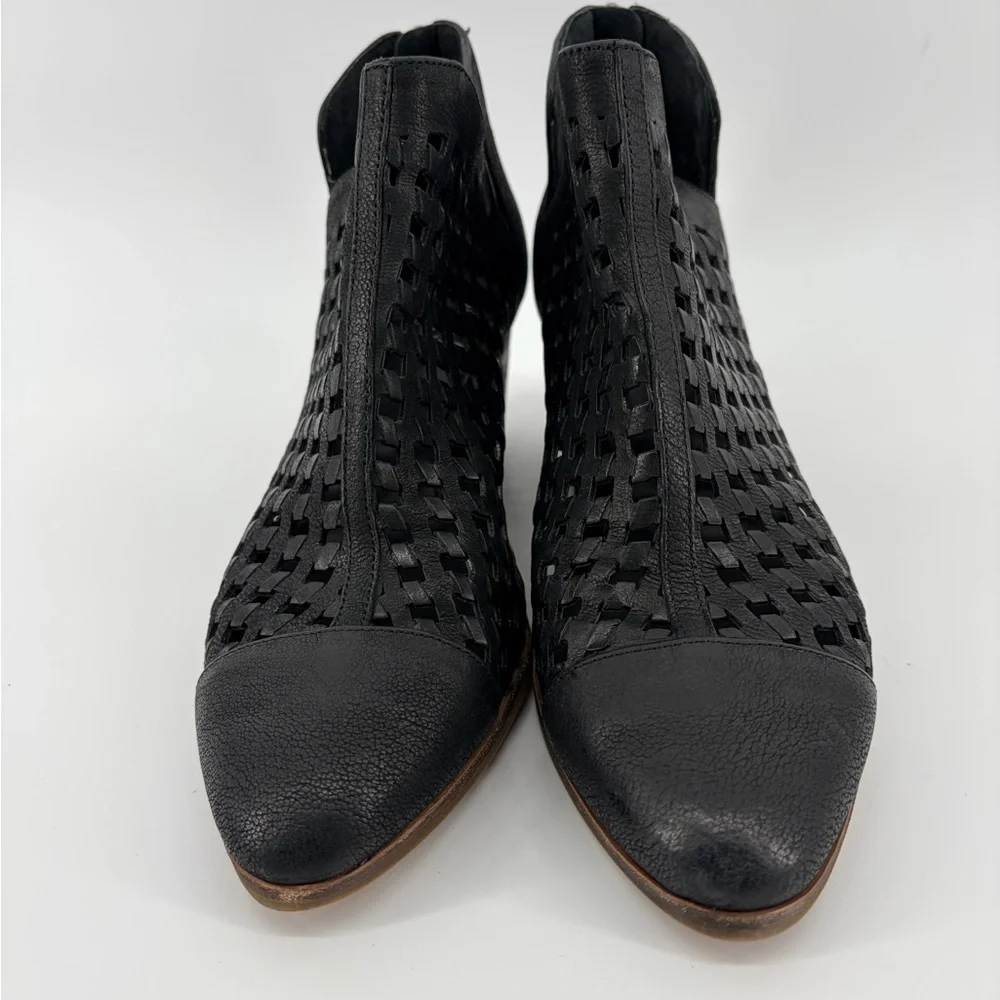 Vince Camuto Neeja Perforated Black Leather Ankle Booties Size 7M Western, NWOT‎